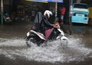 Asmo Sulsel Bagikan Tips Motor Matik yang Terendam Banjir
